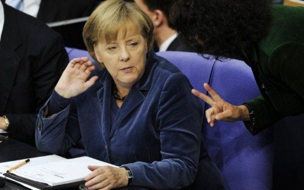 Німеччина, Берлін. Федеральний канцлер Німеччини Ангела Меркель розмовляє з депутатом перед виступом у Бундестазі, нижній палаті парламенту. Меркель зробила заяву для парламентської підтримки збільшення "фондів порятунку" ЄС. / © AFP