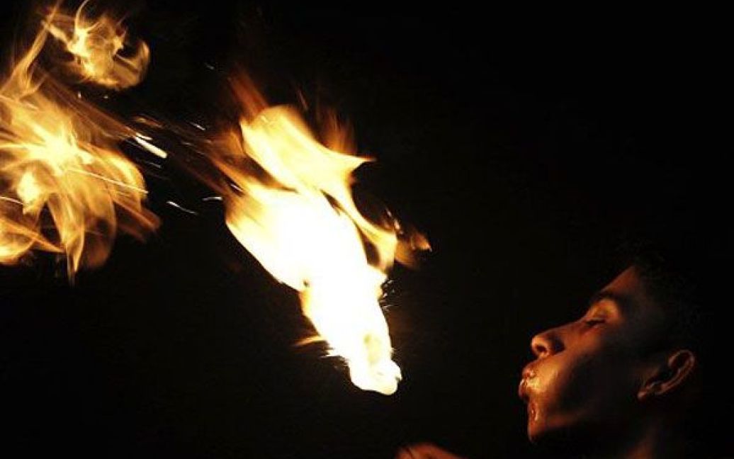 Непал, Катманду. Непальський "майстер вогню" Амбіка Ніраула побив рекорд Гіннеса з видихання найбільшої кількості вогняних куль через рот без "дозаправки". Попередній рекорд &mdash; 76 вогняних куль &mdash; встановив індус Джитендра Яссі Сінгх, Ніраула видихнув 151 вогняну кулю. / © AFP