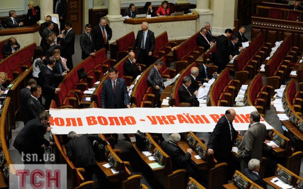 Депутати познімали плакати та розблокували парламентську трибуну. / © Євген Малолєтка/ТСН.ua