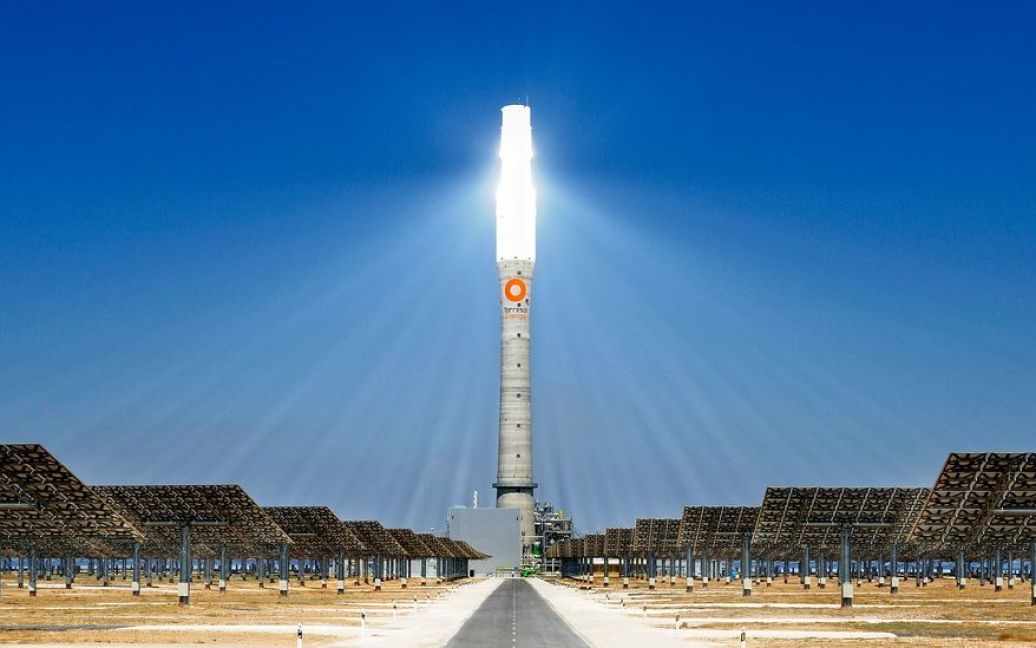 Gemasolar є першою в світі геліоелектростанцією, яка може виробляти енергію навіть вночі, коли сонця немає. / © bigpicture.ru
