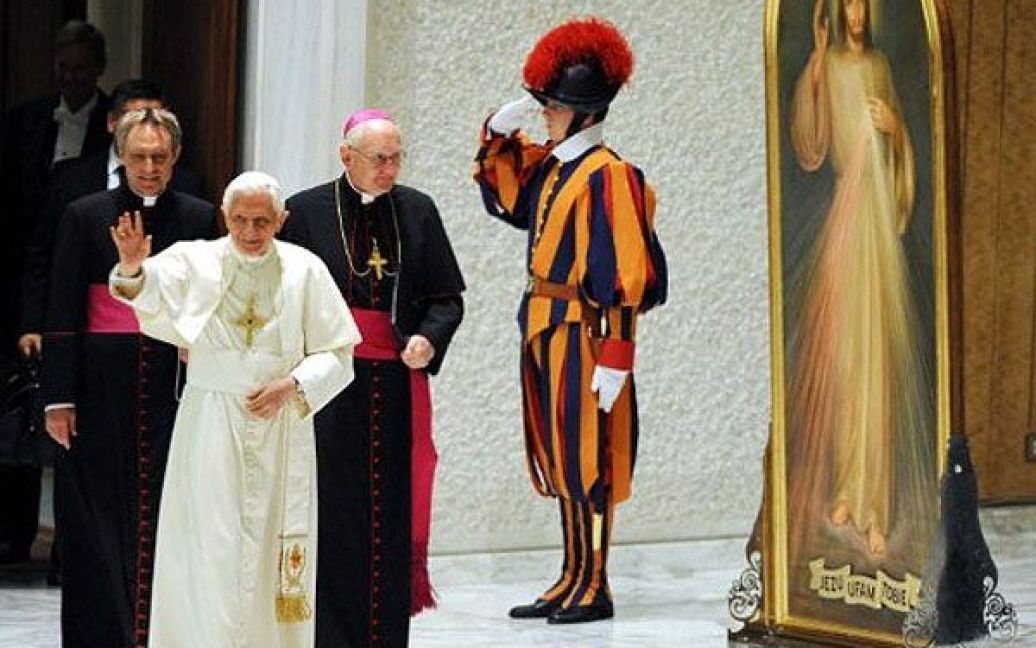 Ватикан. Папа Римський Бенедикт XVI вітає гостей своєї щотижневої загальної аудієнції у Ватикані. / © AFP