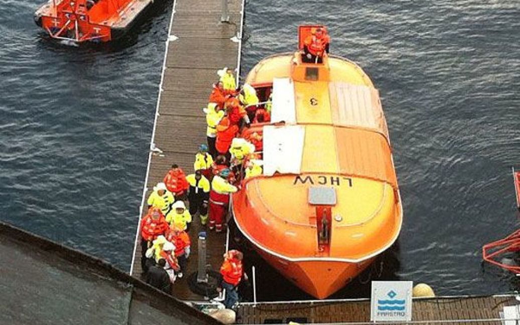 Під час пожежі на норвезькому поромі Nordlys близько двох десятків людей отримали опіки та отруїлися продуктами горіння, дві людини загинули. / © AFP