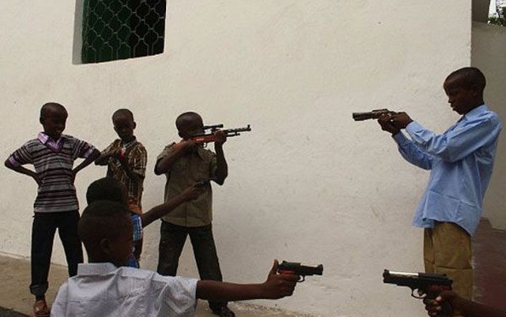 Сомалі, Могадішо. Сомалійські діти грають з іграшковими гарматами і зброєю на початку святкування триденного свята Ід аль-Фітр. Свято Ід-аль-Фітр знаменує закінчення священного місяця посту Рамадан для мусульман. / © AFP