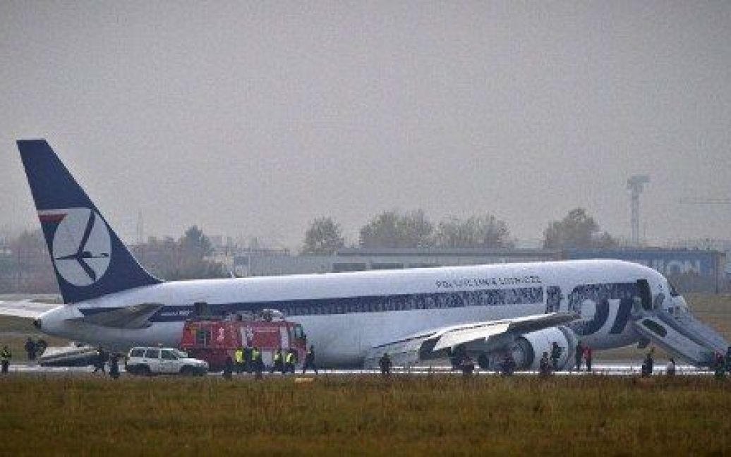 Аварійна посадка Boeing-767 без шасі у Варшаві / © AFP