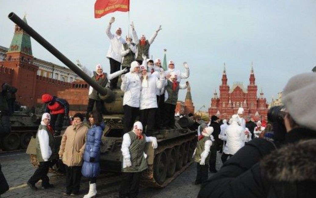 У Москві відтворили легендарний парад 7 листопада 1941 року / © AFP