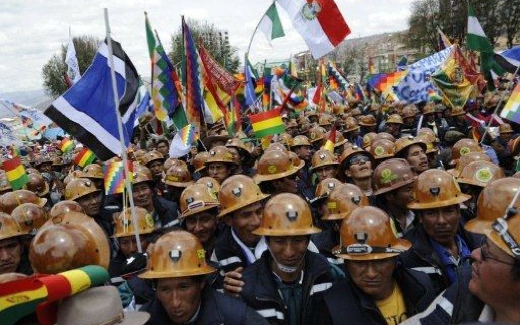Болівія, Ла-Пас. Болівійські шахтарі беруть участь у мітингу на площі Вільяроел у Ла-Пасі. Фермери, шахтарі та члени профспілок  виступили на підтримку уряду президента Ево Моралеса, а також проти прокладання дороги через заповідник в Амазонії. / © AFP