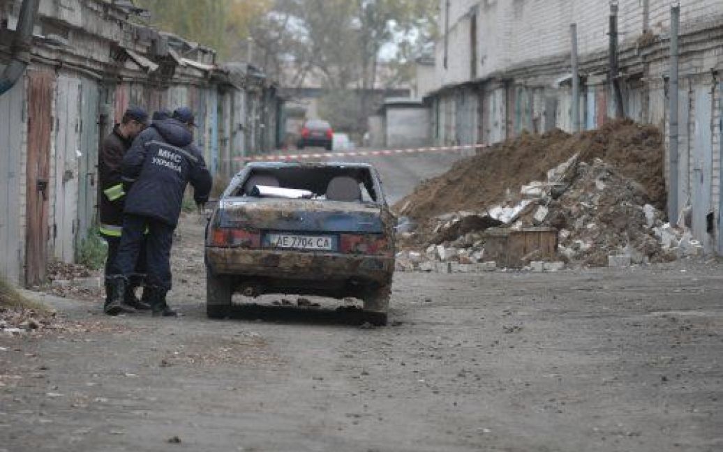 У Дніпрі зсув грунту розтрощив десятки гаражів та пошкодив підземний водопровід. / © УНІАН