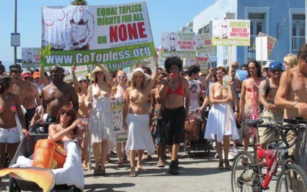 Сотні учасників акції "Go Topless!" відстоювали рівні права чоловіків і жінок ходити топлес. / © HuffingtonPost