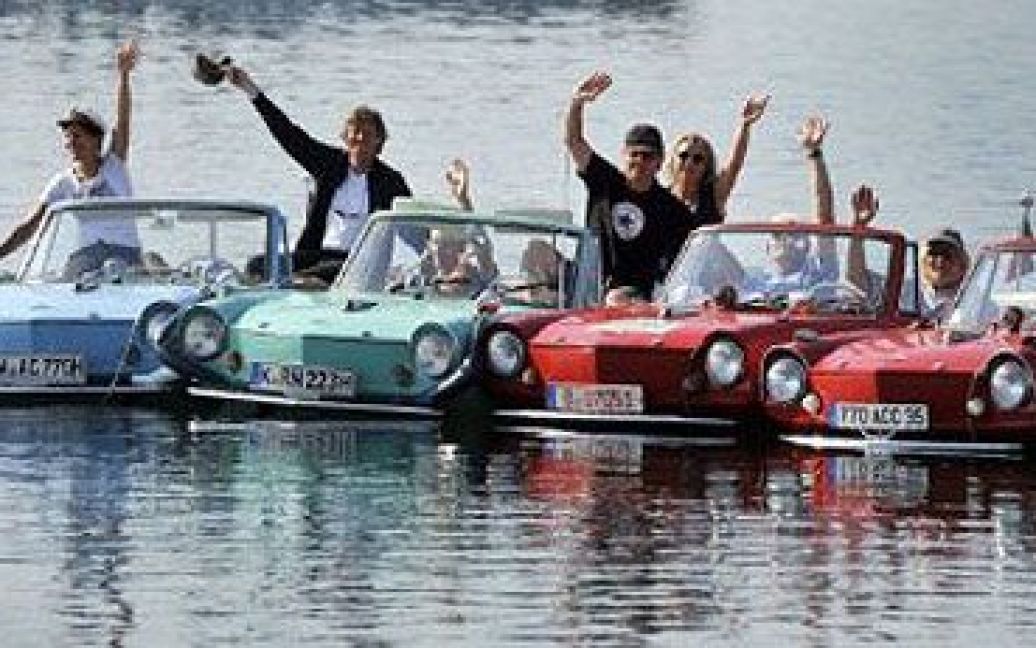 26-ий зліт власників автомобілів-амфібій на озері Невшатель у Швейцарії / © AFP