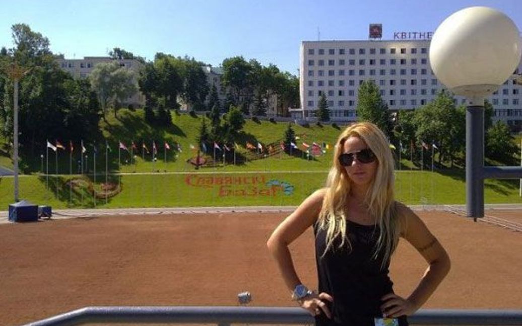 Білявка на "Бентлі", яка влаштувала резонансне ДТП у Монако, виявилася українською співачкою РІ і донькою відомого чиновника. / © ВКонтакте