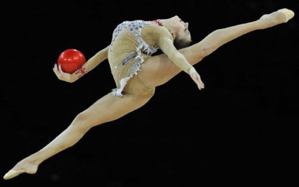 Франція, Монпельє. Російська спортсменка Євгенія Канаєва виконує вправу з м&#039;ячем під час 31-го чемпіонату світу з гімнастики в Монпельє. / © AFP