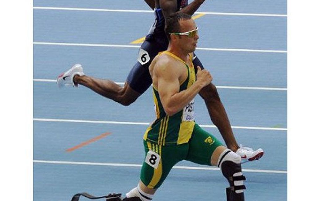 Республіка Корея, Дегу. Південноафриканський спортсмен Оскар Пісторіус (ліворуч) та американський легкоатлет Тоні МакКвай змагаються під час забігу на 400 метрів на чемпіонаті світу від Міжнародної асоціації легкоатлетичних федерацій. / © AFP