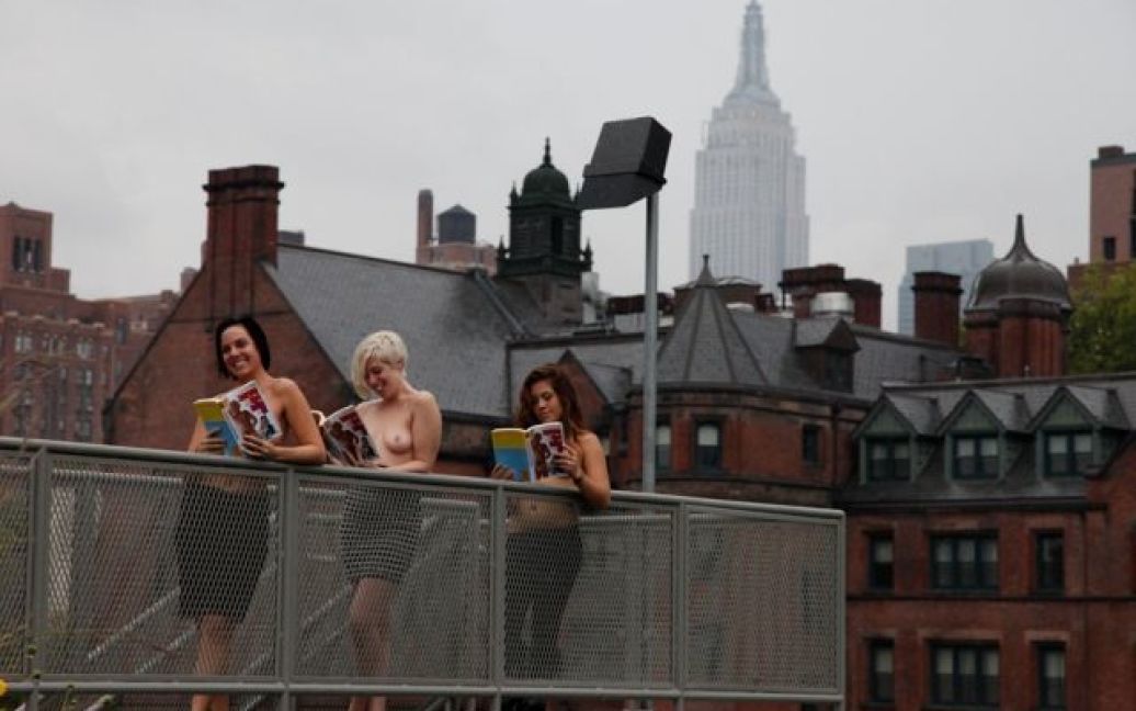 Група жінок з Нью-Йорка заснувала громадський клуб читання "топлес". / © coedtoplesspulpfiction.wordpress.com