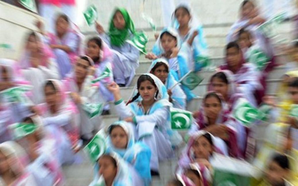 Пакистан, Карачі. Студентки виконують танок біля мавзолею Мухаммеда Алі Джинна, засновника держави Пакистан, під час параду з нагоди Дня незалежності Пакистану. / © AFP