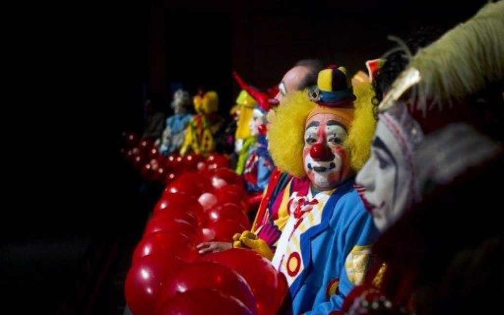 Мексика, Мехіко. Клоуни беруть участь у церемонії відкриття 16-ої конвенції клоунів Латинської Америки в Мехіко. На конвенцію приїхали більше 500 клоунів з Перу, Беліза, Нікарагуа, Гондураса і Гватемали. / © AFP