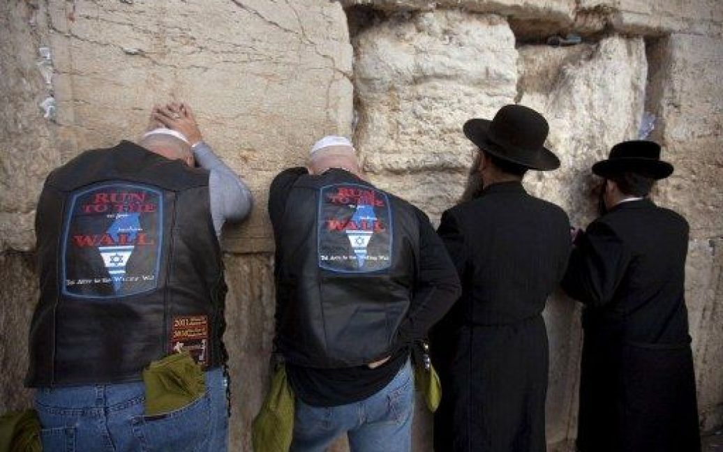 Єрусалим. Американські байкери та ультра-ортодоксальні євреї моляться поруч біля Стіни Плачу в Єрусалимі. Байкери прибули до Ізраїлю з пробігом Run To. / © AFP