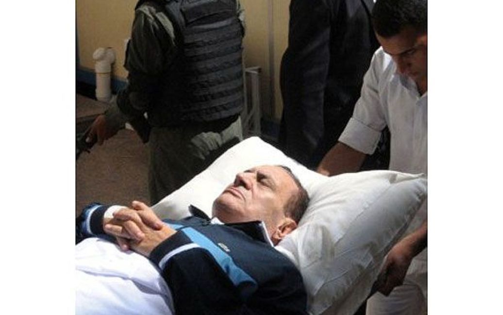 Єгипет, Каїр. Повалений президент Єгипту Хосні Мубарак лежить на ношах, доки його заносять до зали суду в Каїрі. Суд відновив слухання справи Мубарака і перейшов до дачі показань свідків. / © AFP
