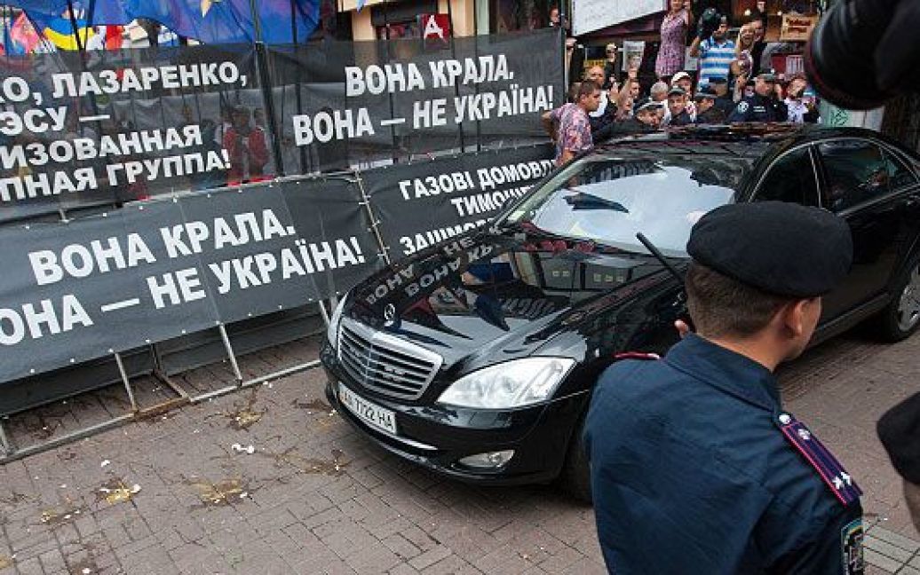 Прихильники Юлії Тимошенко закидали яйцями автомобіль Віктора Ющенка під Печерським судом. / © Украинское Фото
