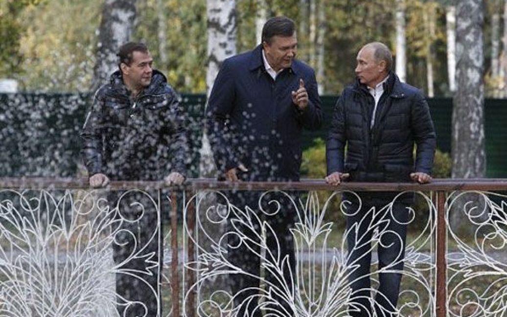 Після переговорів у приміщенні лідери країн зробили коротку прогулянку парком / © AFP