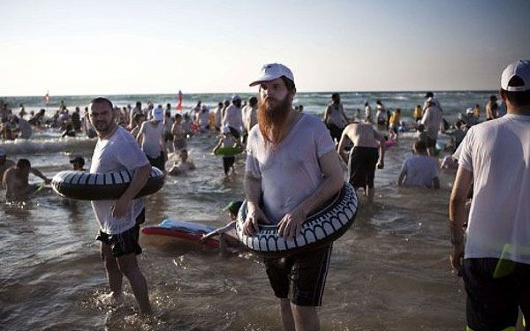 Ізраїль, Бат-Ям. Ультра-ортодоксальні євреї насолоджуються купанням і морем в курортному місті Бат-Ям під гаслом "Тільки чоловіки на пляжі". / © AFP