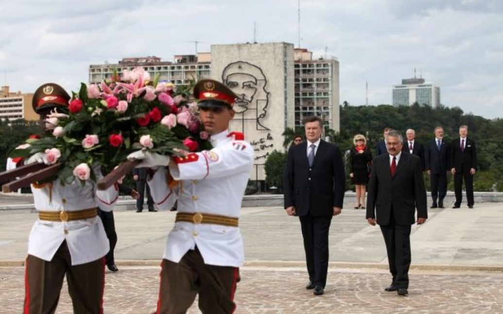 Віктор Янукович поклав квіти до Меморіалу Хосе Марті на центральному майдані Гавани - площі Революції. / © President.gov.ua