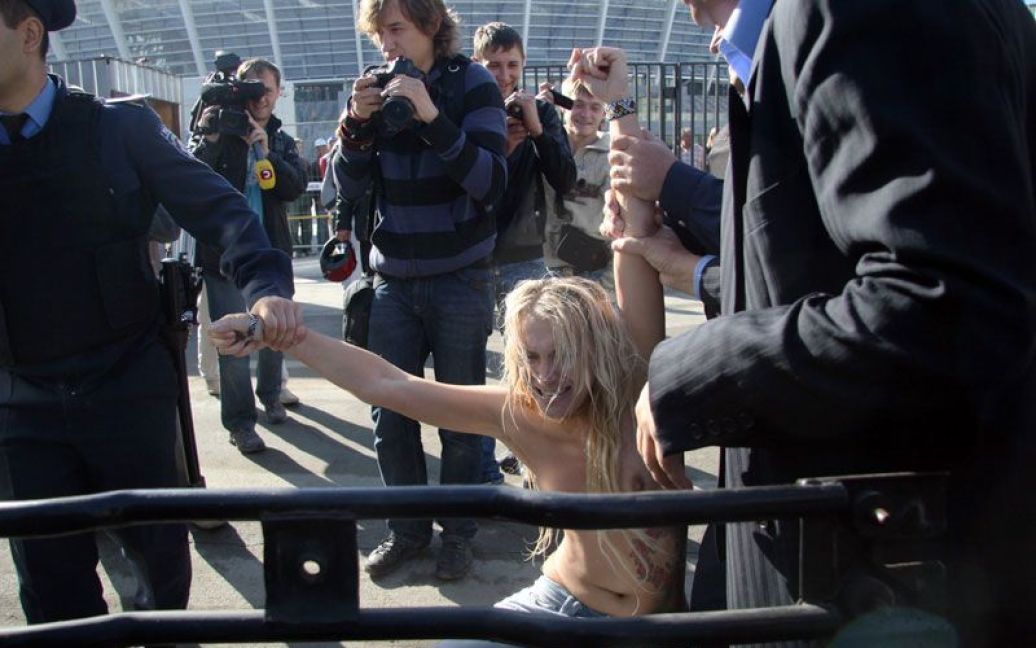 FEMENісток, які влаштували топлес-протест "Євро-угар 2012" проти перетворення України на "Бляділенд", затримала міліція. / © Жіночий рух FEMEN