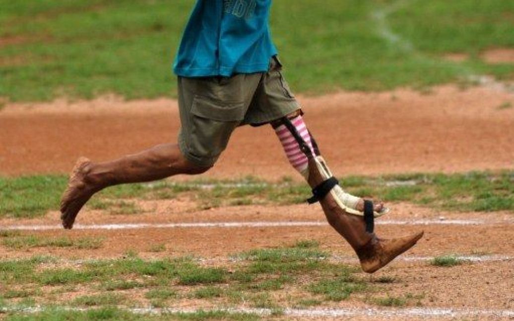 Шрі-Ланка, Коломбо. Людина з обмеженими фізичними можливостями бере участь у турнірі для інвалідів в Коломбо, на якому змагались близько 450 спортсменів з усієї країни. / © AFP