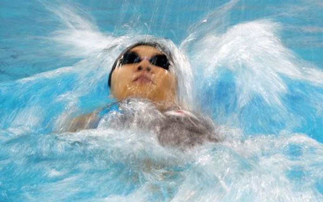 Об&#039;єднані Арабські Емірати, Дубай. Японська плавчиня Міюкі Такемура виступає під час запливу на 50 метрів на спині серед жінок під час участі у Чемпіонаті світу з плавання в Дубаї. / © AFP