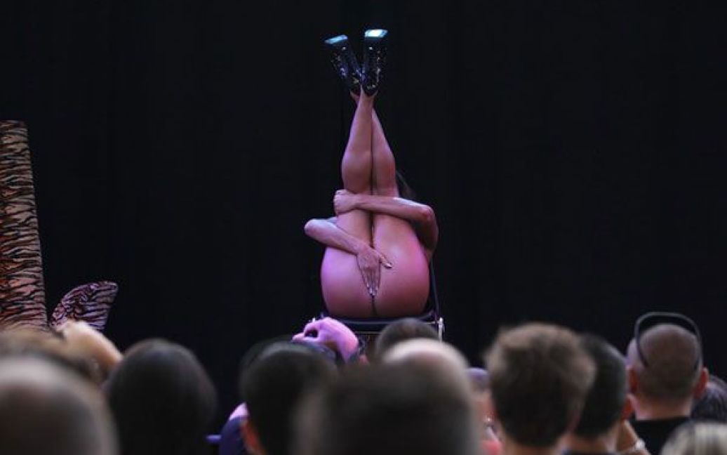 Франція, Ніцца. Танцюристка виступає на сцені під час еротичного ярмарку Eropolis в Ніцці. / © AFP