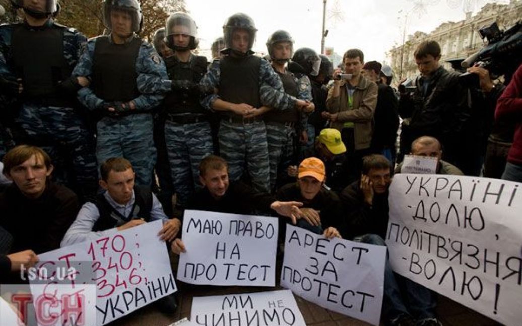 Спецназ силою не дав прихильникам Тимошенко встановити намети навпроти Печерського суду на Хрещатику. / © Євген Малолєтка/ТСН.ua