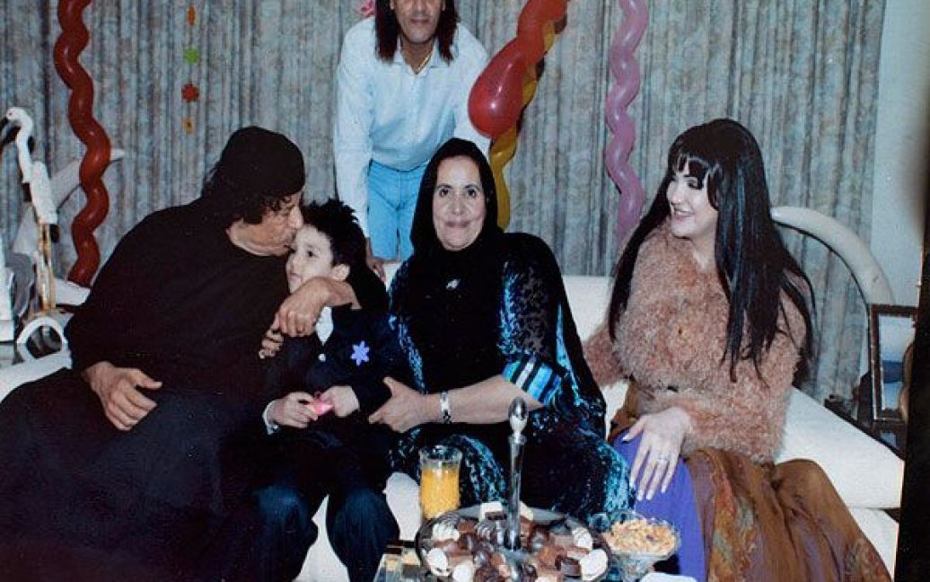 Полковник Муаммар Каддафі, його син Ганнібал Каддафі, дружина Сафія Фаркаш та інші. / © The New York Times