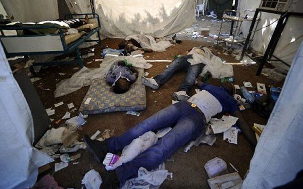 Резиденцію Муаммара Каддафі "Баб аль-Азізія" в Тріполі захопили загони лівійських повстанців. / © AFP