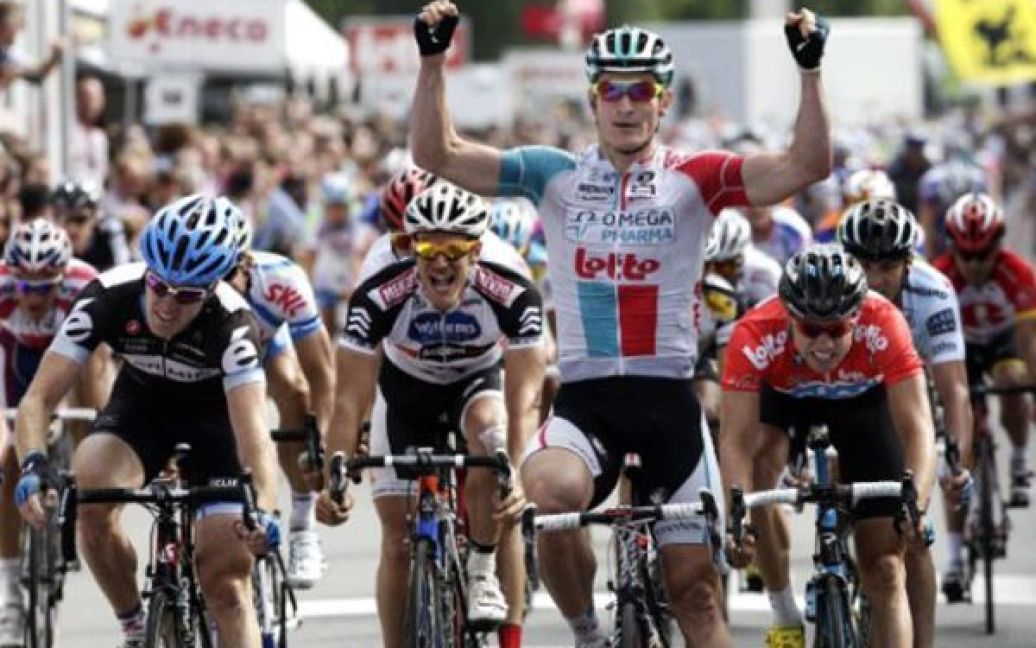 Бельгія, Ардуї. Німецький велосипедист Андре Грайпель святкує свою перемогу у другому етапі перегонів Eneco Tour. / © AFP