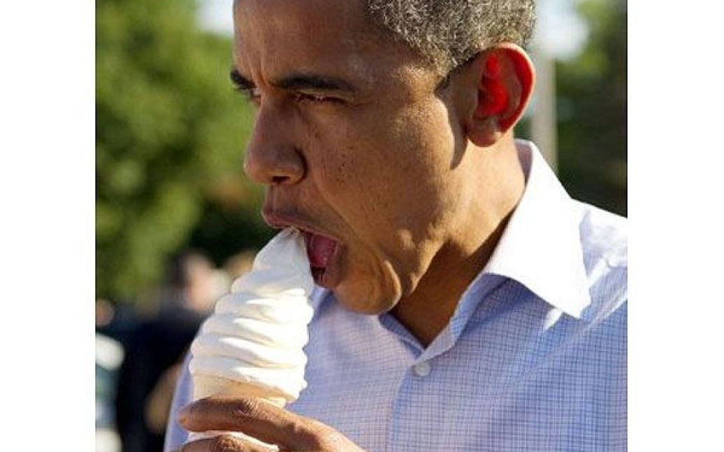 США, Девітт. Президент США Барак Обама їсть морозиво після відвідування молочного ярмарку у місті Девітт, штат Айова. Обама перебуває у триденному автобусному турі Середнім Заходом США. / © AFP