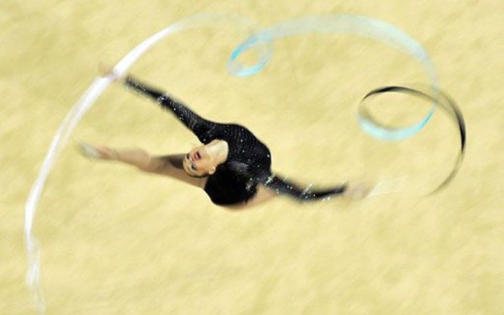 Франція, Монпельє. Болгарська гімнастка Цветеліна Стоянова виконує вправу зі стрічкою під час відбіркових змагань на 31-му чемпіонаті світу з художньої гімнастики. / © AFP