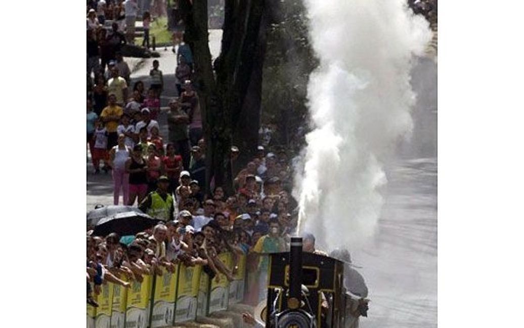 В колумбійському місті Медельїн провели 23-ті перегони на тарантасах "Roller Cart". / © AFP