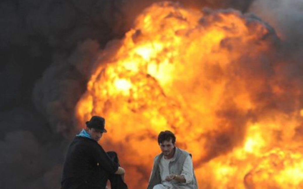Афганістан, Кабул. Чоловіки спостерігають за тим, як горять бензовози. За інформацією поліції Афганістану, пожежа не була спричинена терористами. / © AFP