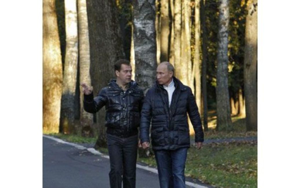 Президент РФ Дмитро Мєдвєдєв і прем&#039;єр Володимир Путін гуляють парком. / © AFP