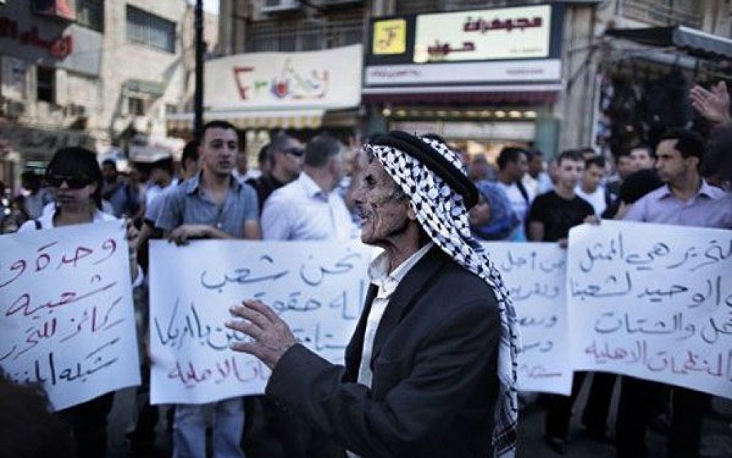 Рамалла. Літній палестинець бере участь у антиамериканській демонстрації в Рамаллі. Десятки палестинців скандували гасла проти тиску на палестинську владу з боку уряду США. / © AFP
