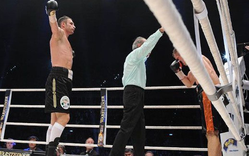Бій між Віталієм Кличком і Томашом Адамеком, який дивились майже 42 тисячі глядачів, закінчився технічним нокаутом у 10-му раунді. / © Klitschko / Facebook