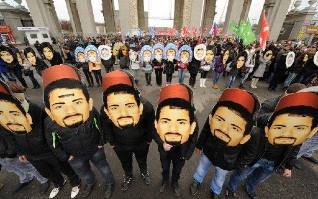 На День народної єдності сотні активістів прокремлівського молодіжного руху "Наші" провели святковий мітинг / © AFP