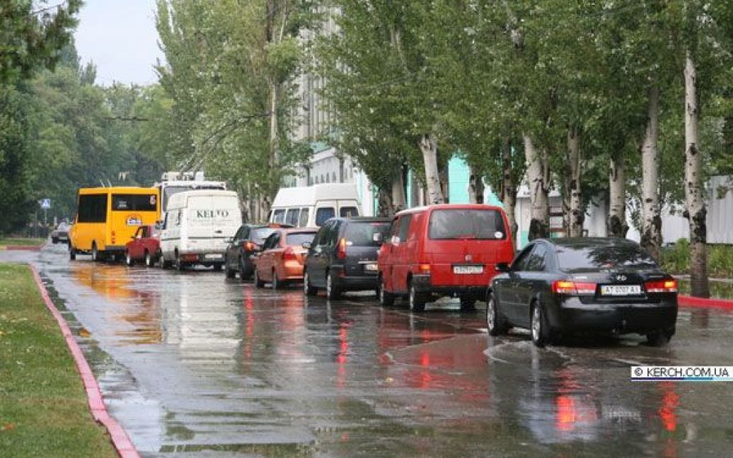 На кримьске місто Керч обрушилися дві потужні зливи з градом, а над Керченською протокою пронісся смерч. / © kerch.com.ua