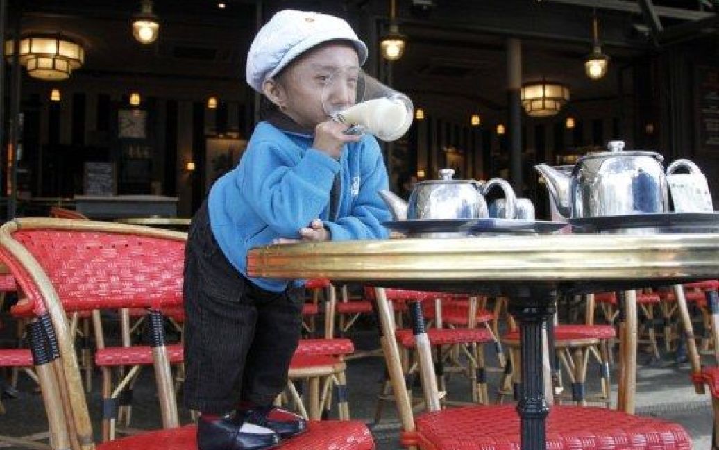 Франція, Париж. Непальський рекордсмен Книги рекордів Гіннеса, найнижча людина в світі, Хагендра Тапа Магар, зріст якого становить 67 см, п&#039;є чай у кафе під час подорожі до Парижа. / © AFP