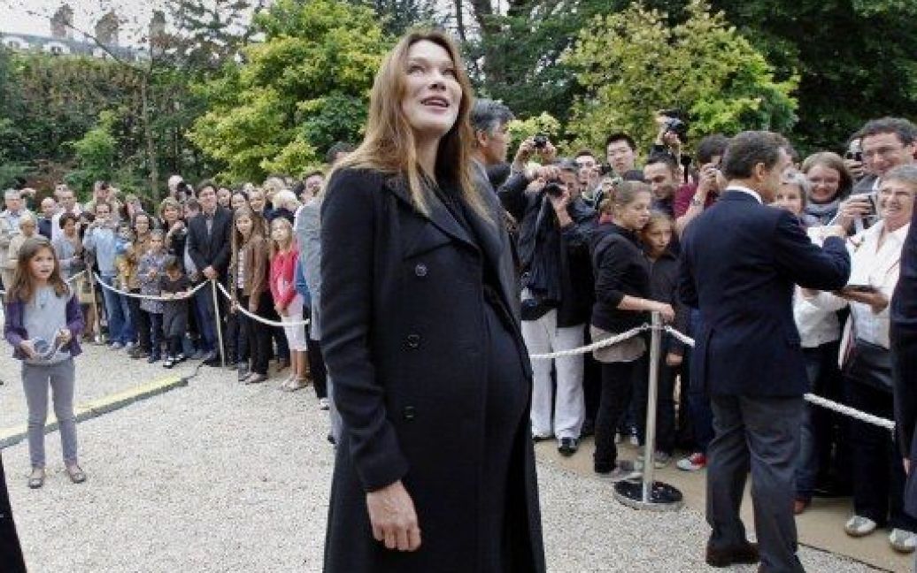Карлі Бруні сторонилась журналістів і не говорила про вагітність / © AFP