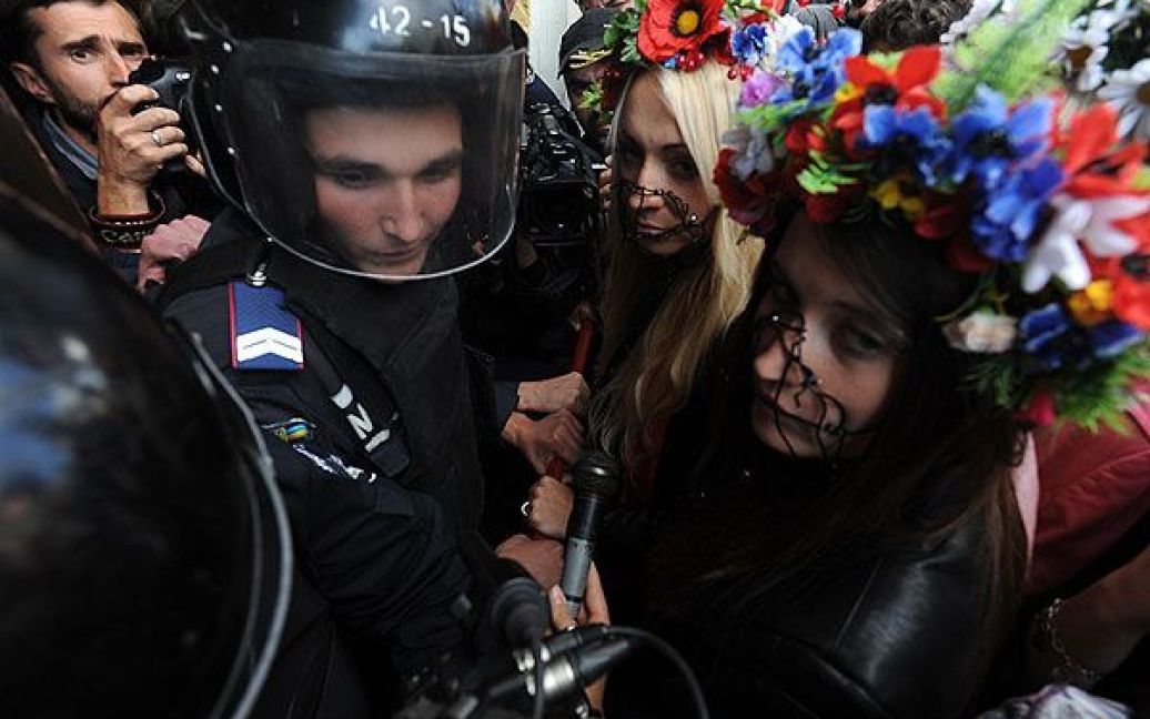 Акція FEMEN "Кусючі цицьки" перед Печерським судом в Києві / © Жіночий рух FEMEN