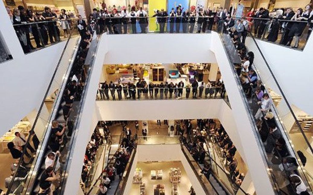 Великобританія, Лондон. Співробітники британських магазинів готуються до відкриття нового торгового центру Westfield Stratford в східному Лондоні. Найбільший торговий центр у Європі відкрили напередодні проведення Олімпіади 2012 року. / © AFP