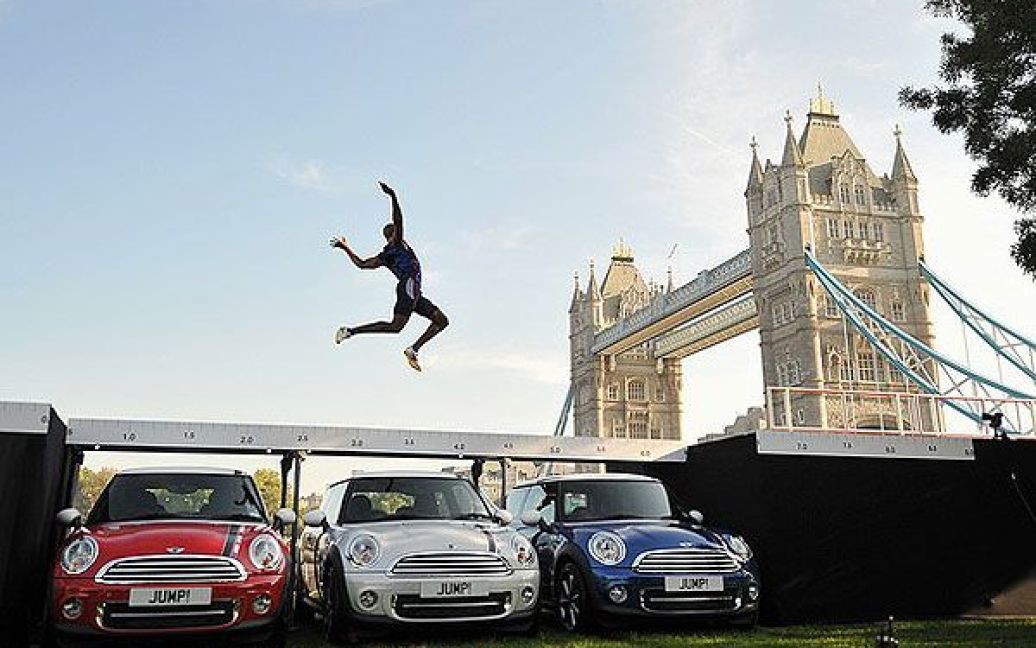 Великобританія, Лондон. Британський спортсмен Джей Джей Джегеде, який представлятиме країну на Олімпійських іграх 2012 у змаганнях зі стрибків у довжину, перестрибнув через дах з трьох автомобілів Mini в центрі Лондона під час рекламної кампанії нового Mini. / © AFP