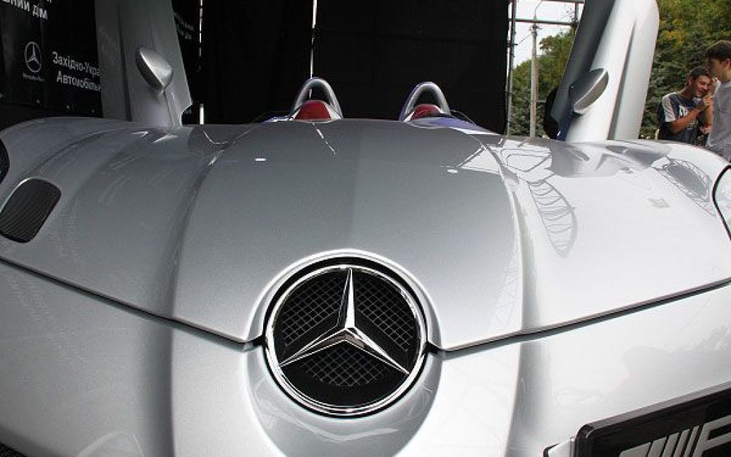 У Львові показали найдорожчий у світі автомобіль Mercedes-Benz SLR McLaren Stirling Moss / © Украинское Фото