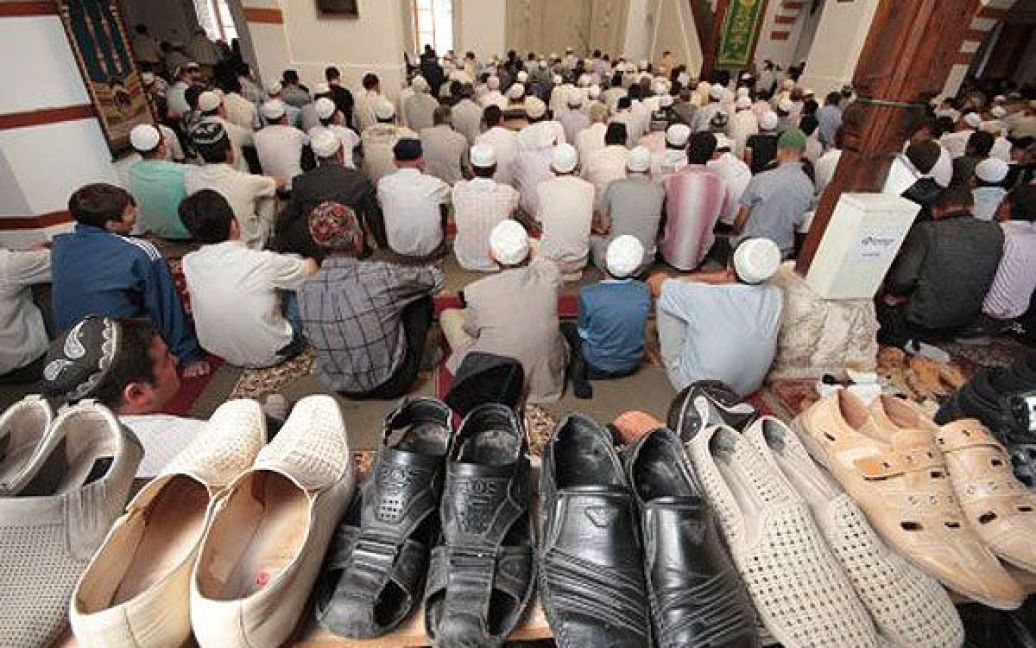 Мусульмани здійснили урочистий намаз з нагоди святкування ісламського свята Ураза-Байрам, що відзначають на честь закінчення місяця Рамадан. / © УНІАН