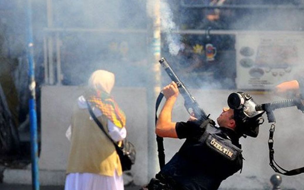 Туреччина, Стамбул. Член турецького спецпідрозділу застосовує сльозогінний газ для розгону демонстрантів під час акції з нагоди Всесвітнього дня миру в азіатській частині міста Стамбул. / © AFP